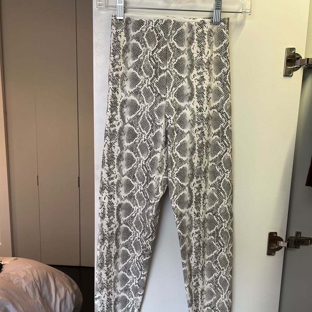 Commando one size fits all snakeskin leggings